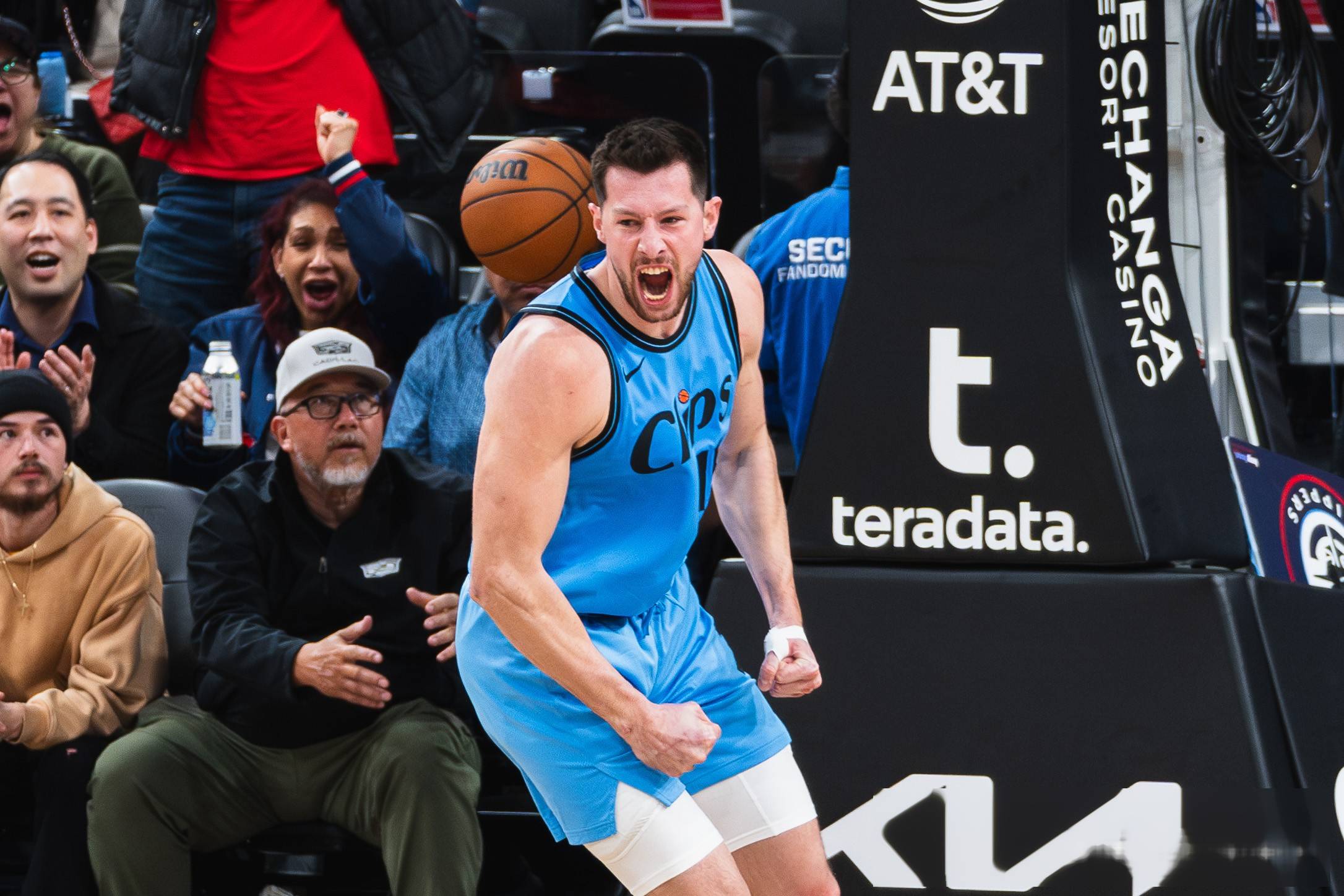 孟菲斯灰熊国际比赛日篮板制胜；志在荷甲名次提升；管理层满意；阵容厚度经受考验的简单介绍